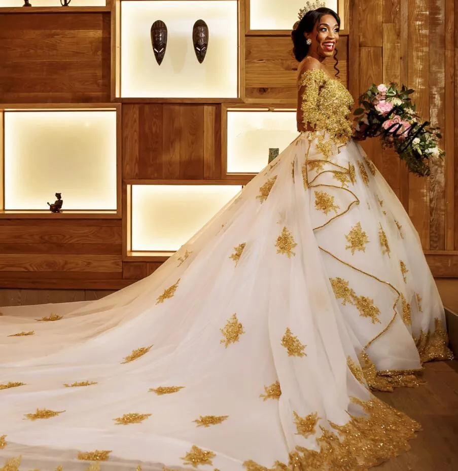 Glitzerndes goldenes Prinzessin-A-Linien-Hochzeitskleid 2023, luxuriöses Spitzenapplikations-Perlen-Brautkleid aus afrikanischer Naher Osten-Kirche mit langen Ärmeln