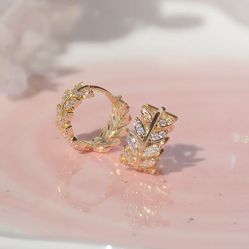스터드 절묘한 금색 잎 여자를위한 원 귀걸이 AAA 지르콘 반짝이는 귀걸이 웨딩 생일 보석 221119