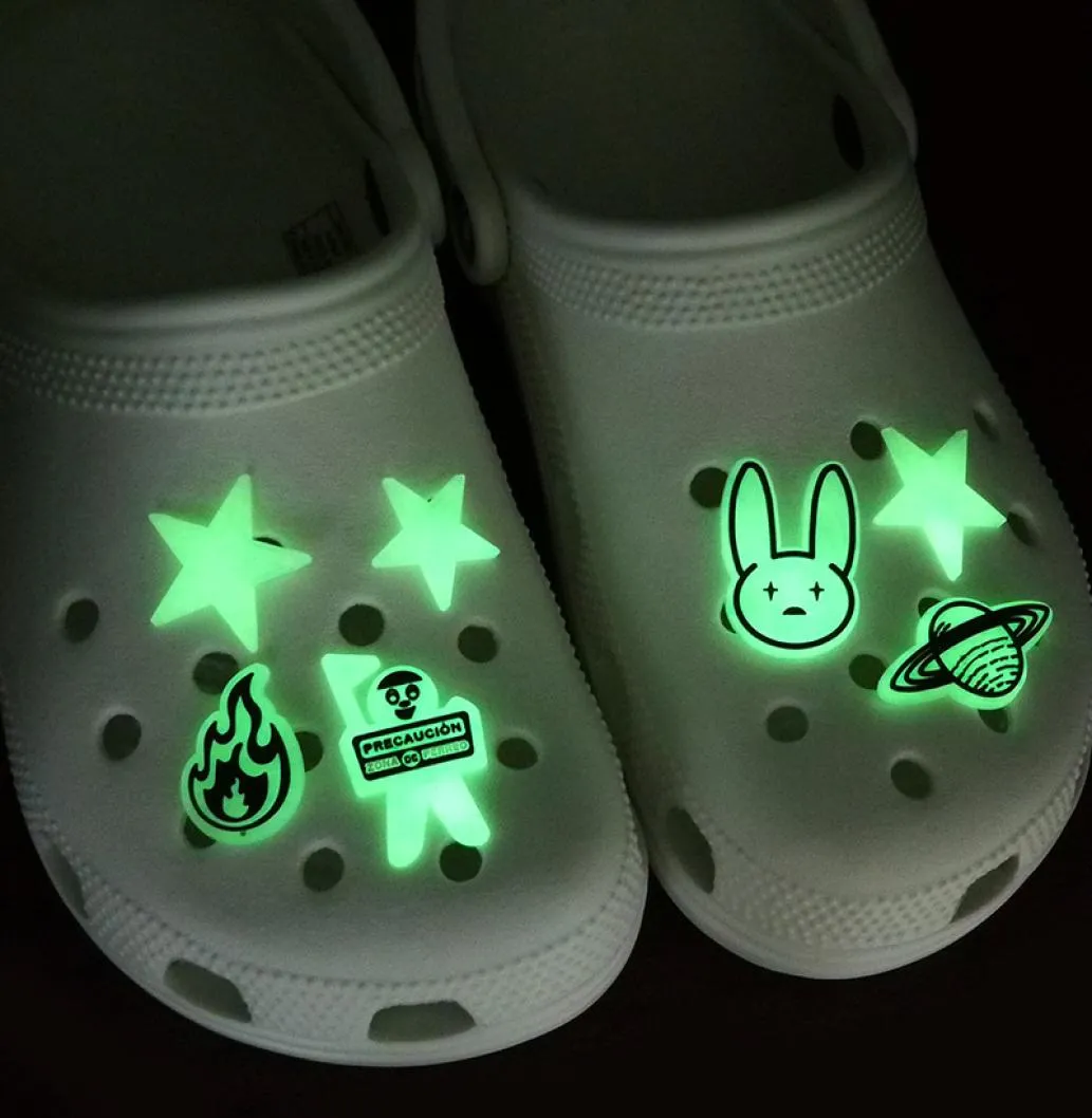 100pcslot Bad Bunny PVC Glow Charms i de mörka plastprydnaderna Skodekoration Tillbehör Jibitz för Croc Clogs Shoes1908251