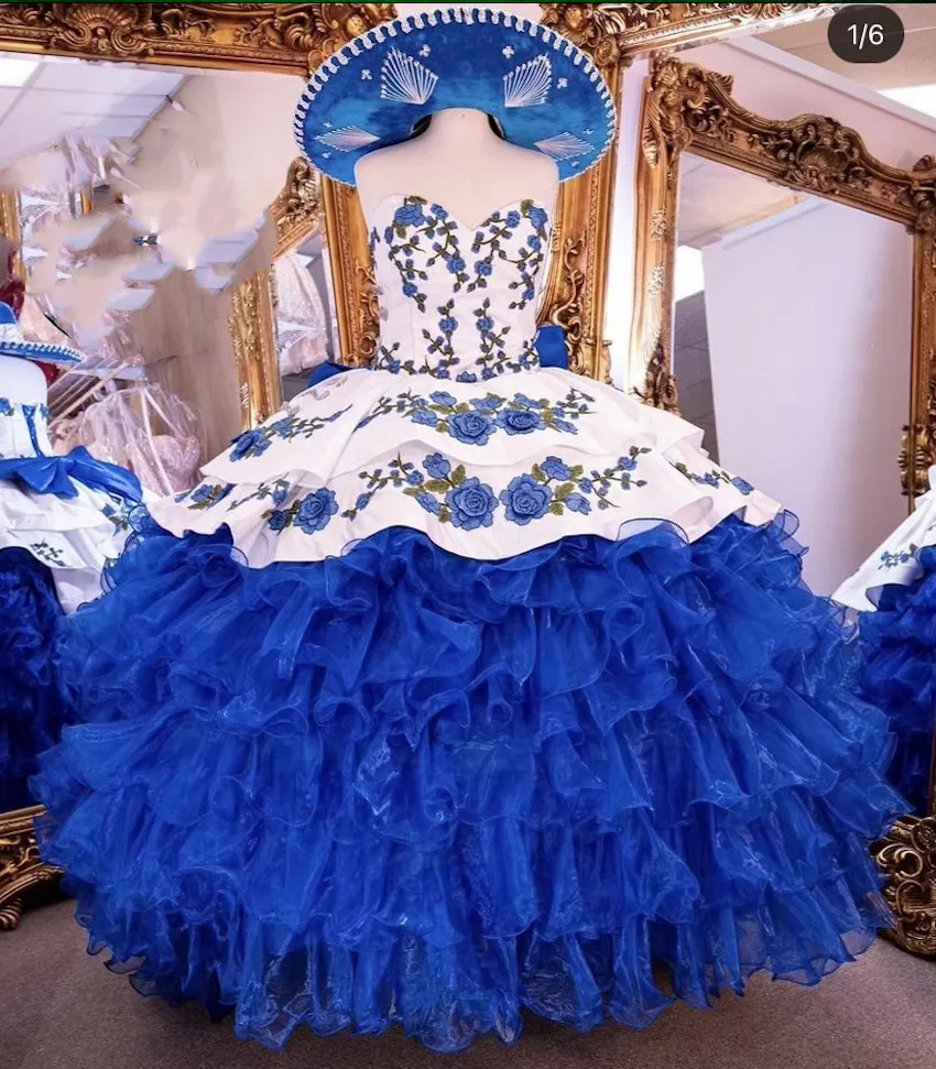 Vit och blå blommig broderi quinceanera klänningar bow bakåt älskling ärmlös puffy bollklänning söt 15 flickor prom party vestido