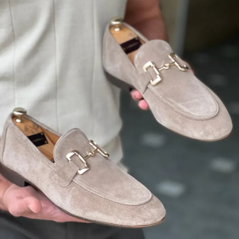 Chaussures habillées Hommes Mocassins Couleur Unie Faux Daim Bout Carré Talon Bas Boucle En Métal Mode Affaires Décontracté Mariage Quotidien 221119