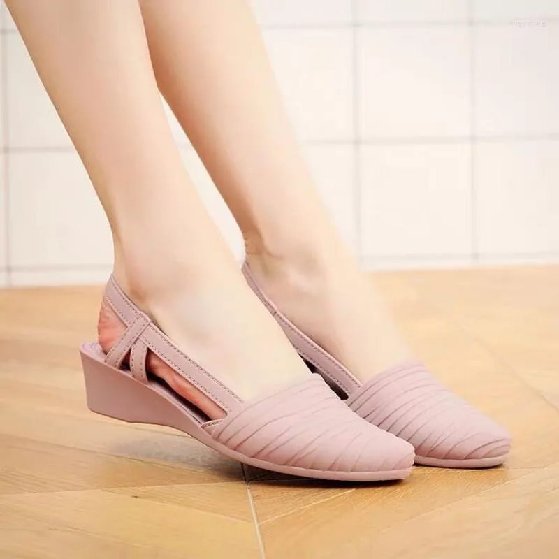 Sandaler PVC geléskor kilar för kvinnor sommarplast 2022 pekad tå vattentät avslappnad