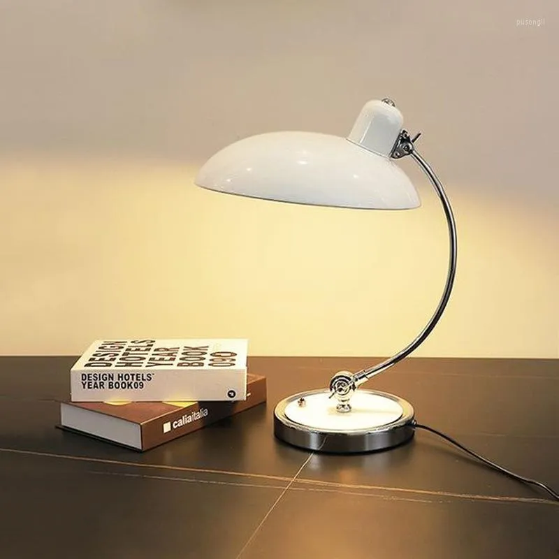 Lampes de table designer créatif minimaliste pour le bureau d'étude de chambre à coucher lisant la lampe de chevet de luxe nordique luxe de luxe