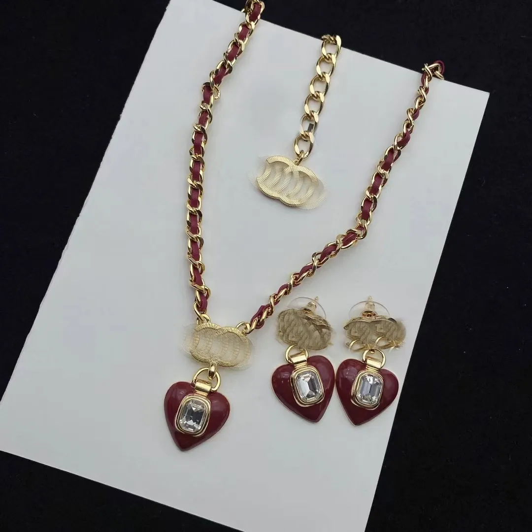 Lüks marka tasarımcıları Stud Clip Eardrop Pirinç Bakır Geometrik Kırmızı Kalp Gem Kolye Kolye Zinciri Kadınlar Kristal Rhinestone Küpe Düğün Jewerlry