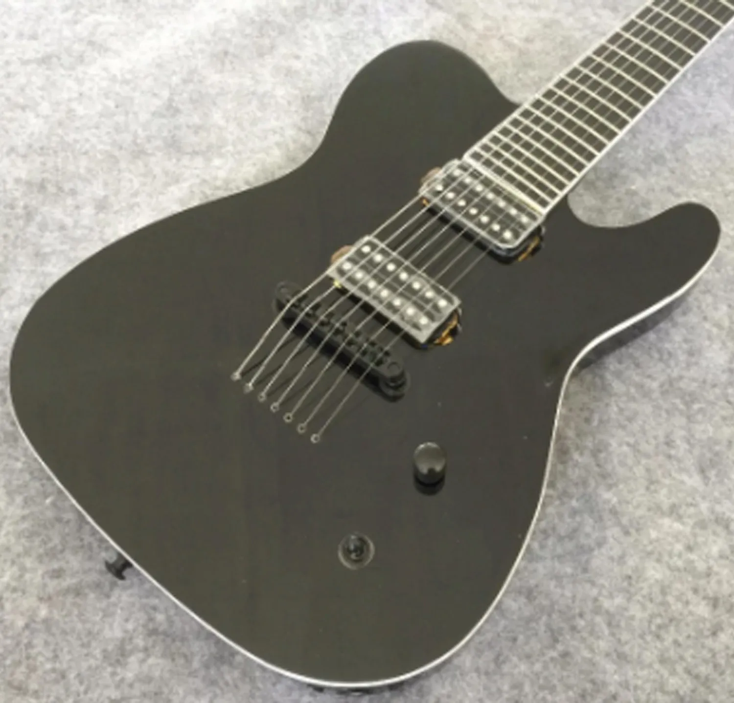 Het skräddarsydd elektrisk gitarr solid svart färdig hals genom kropp 7 stränglåsning tuners