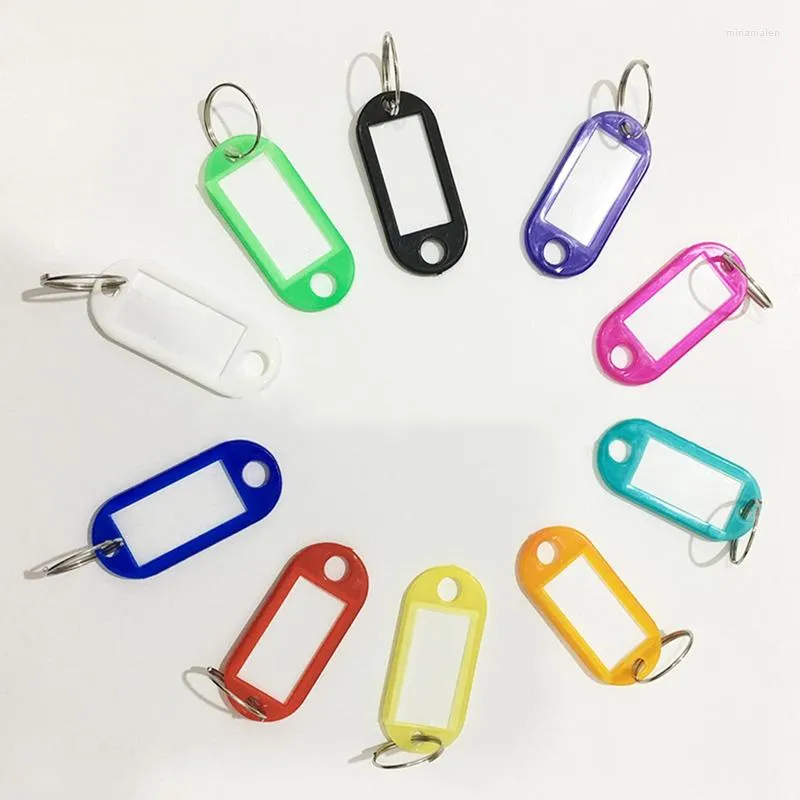 Porte-clés 50pcs / lot porte-clés en plastique coloré porte-clés étiquette numérotée nom étiquette de bagage ID avec anneau fendu