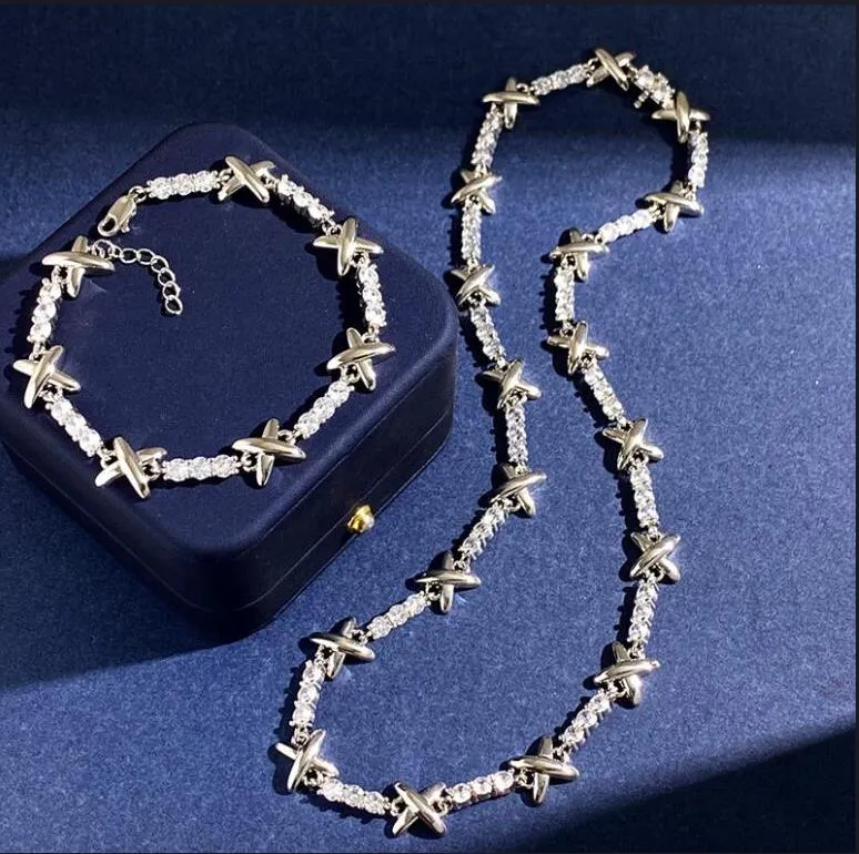 Collane con ciondolo Collana con ciondolo di nuova concezione Rame Metallo lucido placcato oro 18 carati Lettere X Micro intarsi di diamanti Bracciale da donna di lusso Coppia