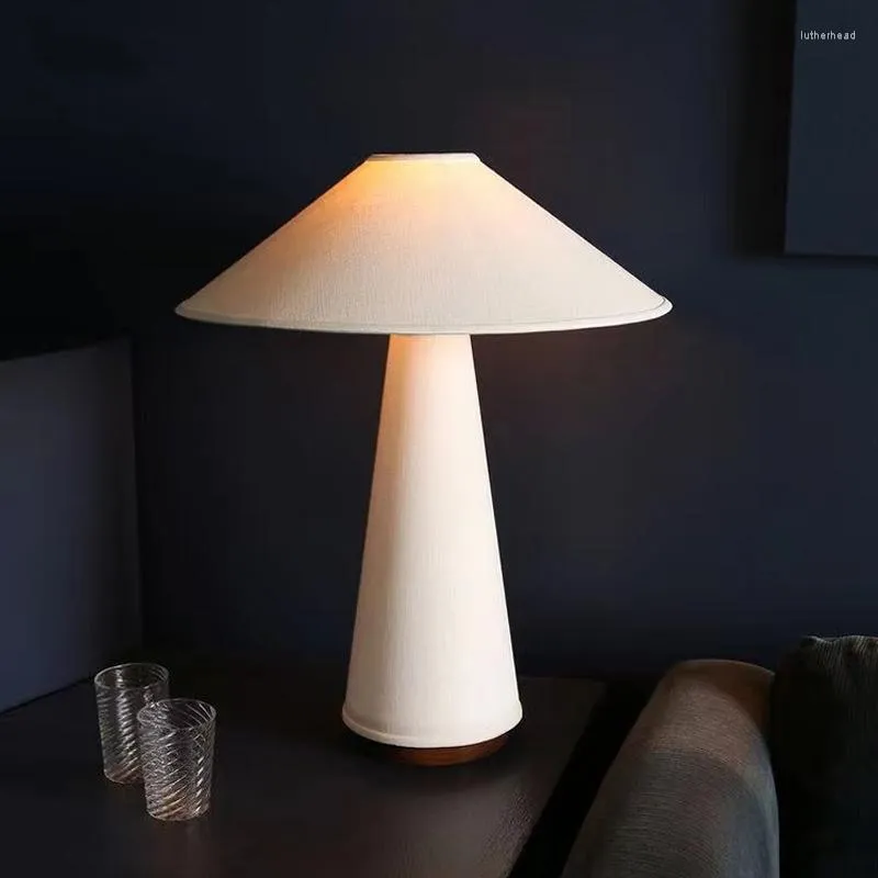 테이블 램프 거실 가정 장식을위한 북유럽 직물 램프 침대 옆 책상 현대 LED 침실 야간 조명 스탠드 비품