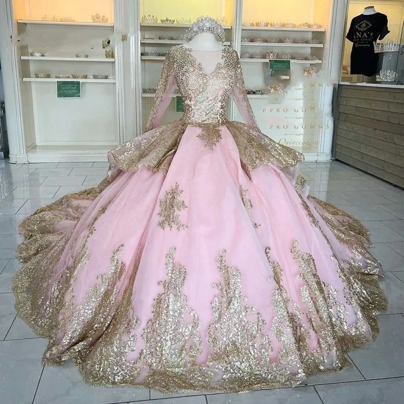 Prinses Pink Ball Gown Quinceanera Dresses 2023 Golden Parmen Appliques Pearls Sweet 16 Jurk lange mouw Vestidos de 15 anos