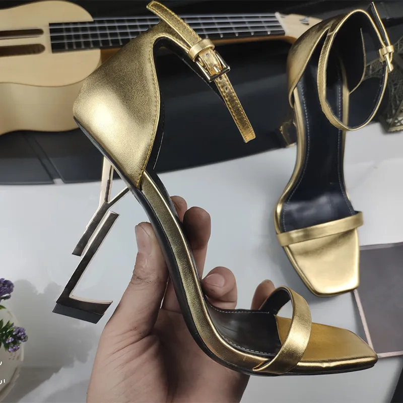 Luxurys Designers Heels Mulheres vestidos sapatos de salto sand￡lias vlassic vers￡til festas sapatos de casamento letra de diamante letra de salto alto 10 cm de sand￡lia