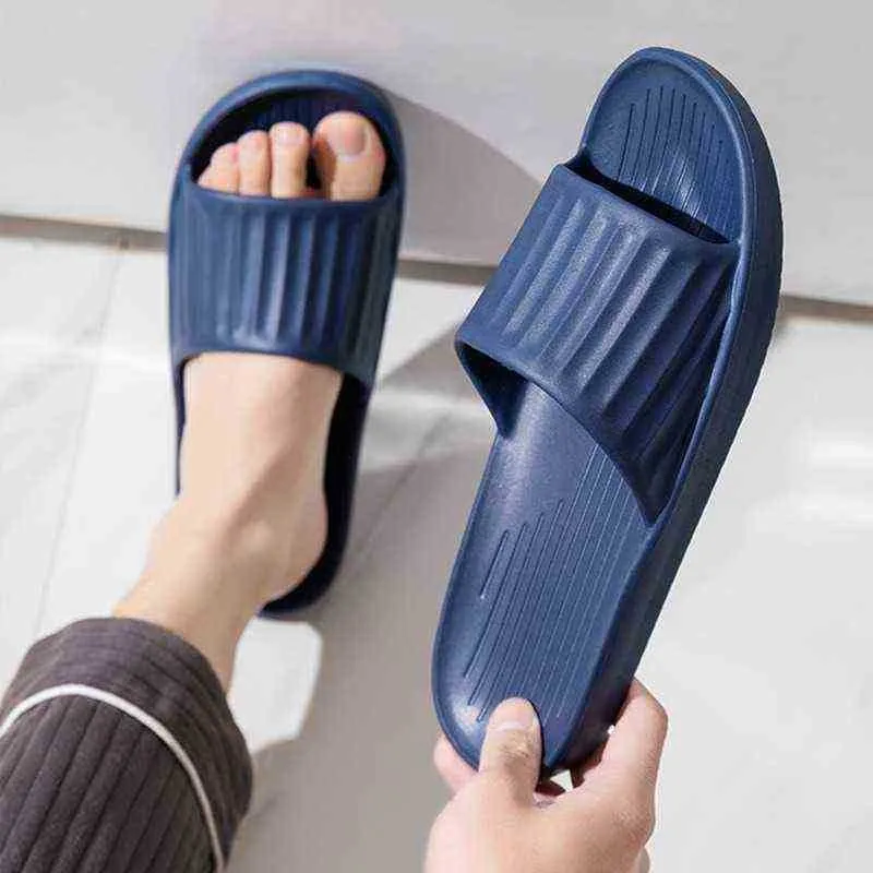 2022 NOUVELLES SLIPPERS MEN SUMPRES SUMBRES Médies Salle de bain Pantes de glisse de salle de bain couples Soft Cloud Slippers Platform Shoes Zapatillas Mujer J220716