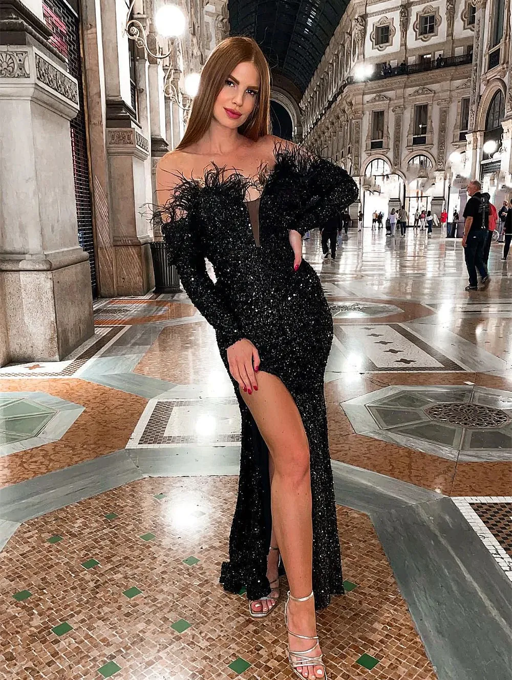 Sexig svart paljettkl￤nningar Fj￤der L￥ng ￤rm fr￥n axelsidan H￶g delad l￥ng mantel Special Tillf￤lle Gl￤nningar Glitter Evening Dress for Women 2023