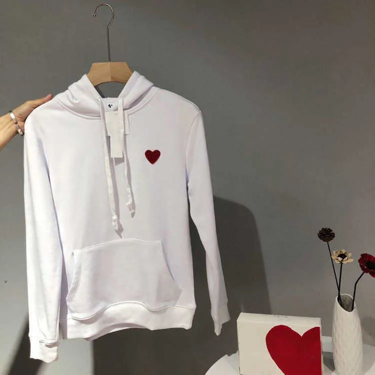 Designer de luxe jouer classique en peluche hiver nouveau petit coeur rouge brodé pull à capuche hommes et femmes amour coton pull