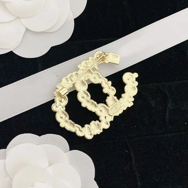 Spilla di design di lusso Lettere di marca Spille di diamanti Pin Donna Sigillo in acciaio Spille di perle di strass di cristallo geometrico per la decorazione di abbigliamento Accessori gioielli