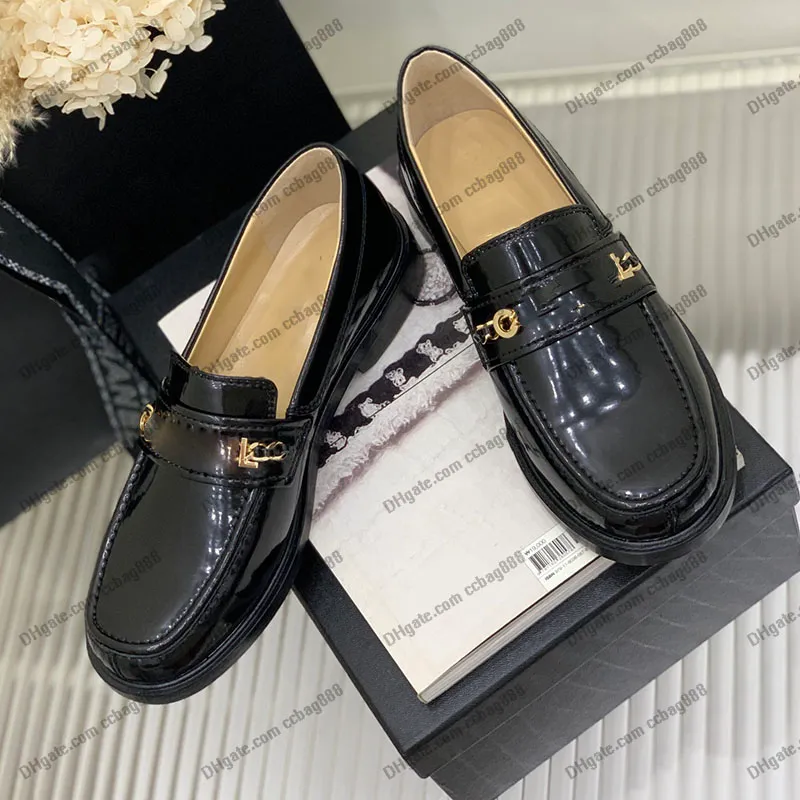 Kvinnors klänningsskor med kedjebrev patent läder låga klackar loafers slip-on retro svart casual balett sko 22SS designer plattform fall sandaler mode glider mulor