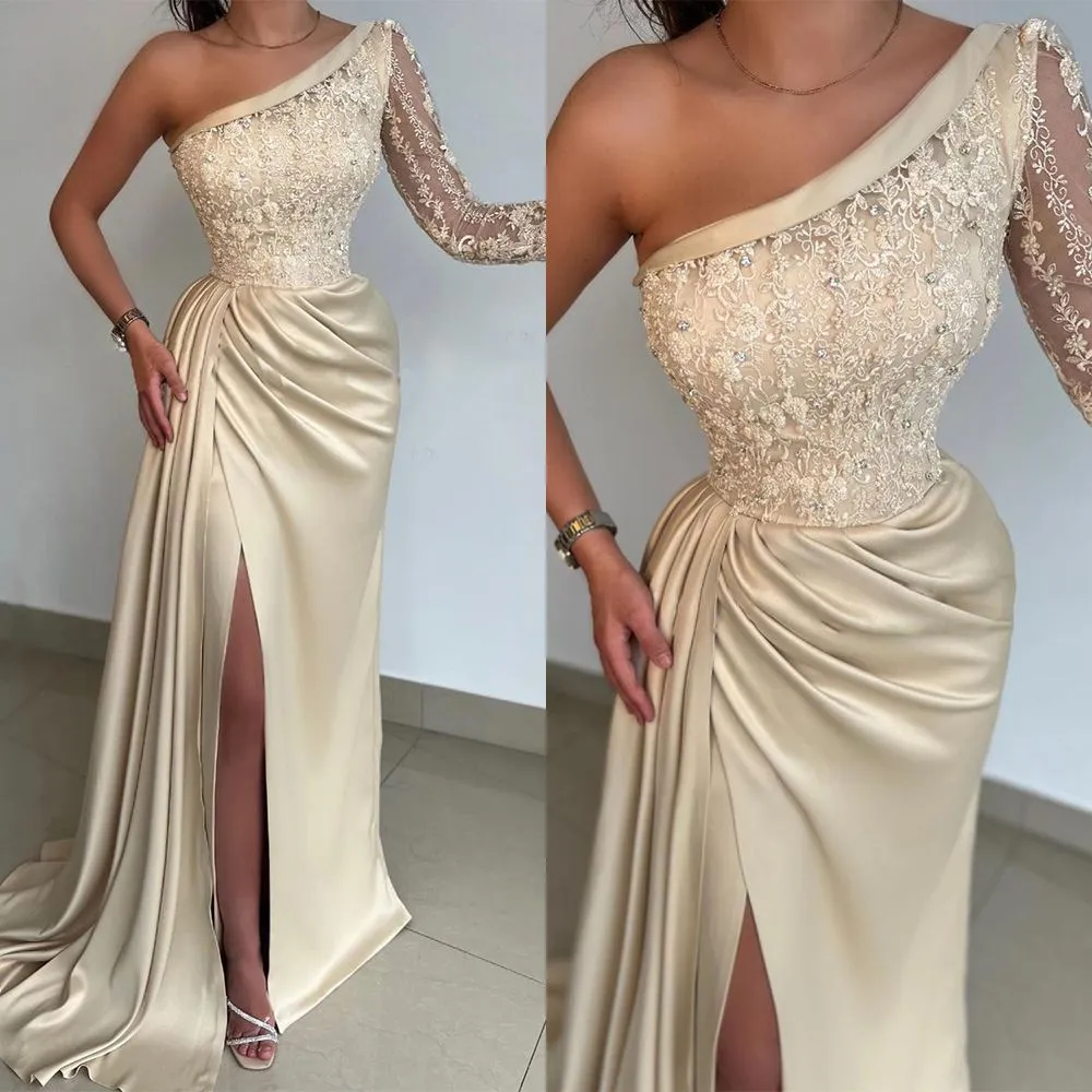 2023 Champagne Prom Dresses One Shoulder Long Sleeves High Split Beaded Lace Applique Satin Custom Made Evening Gown Formal Ocn Wear Vestidos Plus Size 401 401