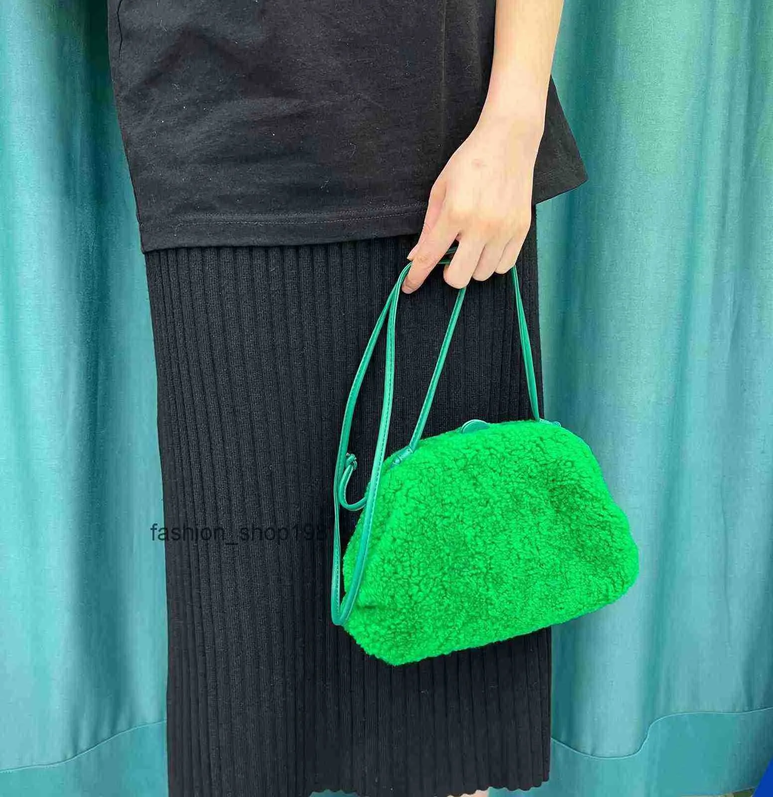 Autumn Winter Plush väska kvinnliga modeväskor lamm hårmoln singel axel menger fold clip 2023 designer dumpling väskor
