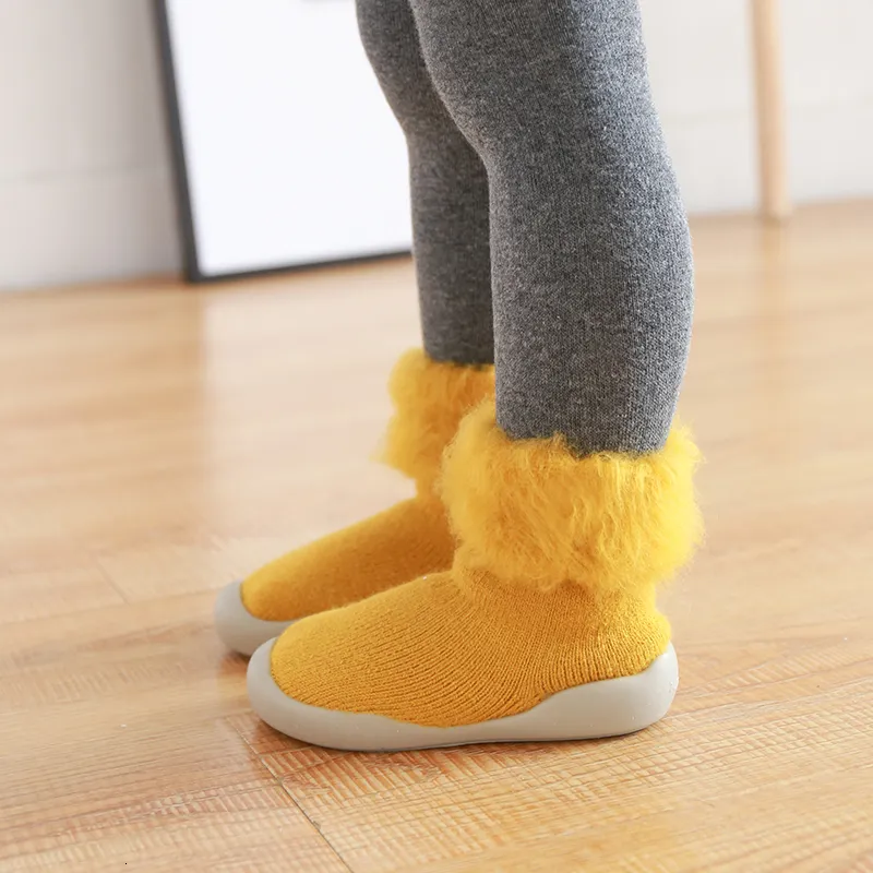 Första Walkers Autumn and Winter Plus Velvet Thowrening Baby Floor Socks Nonslip Toddler Shoes Gummi Bottom 221124