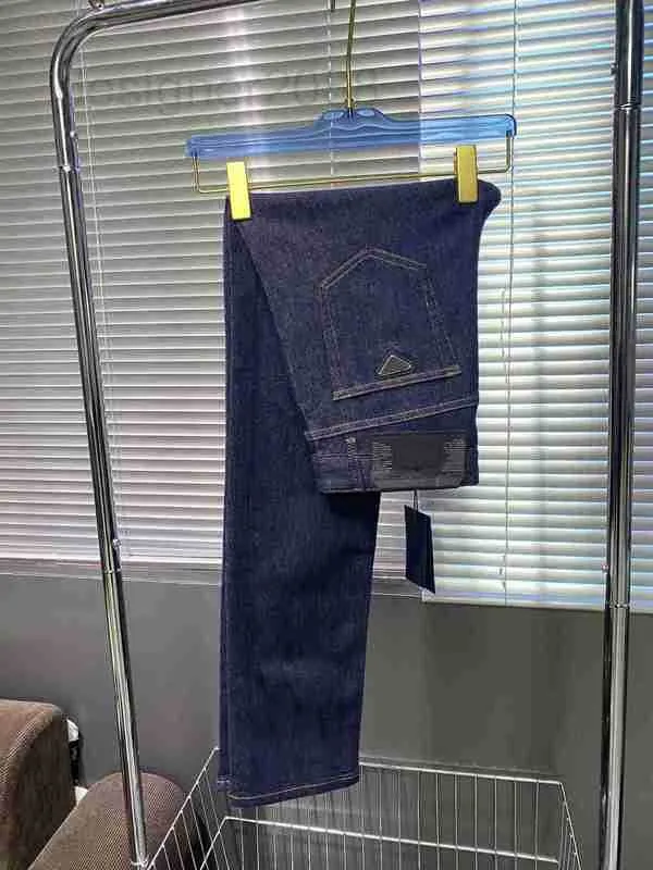 Herr jeans designer sommar 2022 De senaste mode jeans högkvalitativa bekväma stretchmaterial enkel fast färg design män lyx mörkblå w1ia