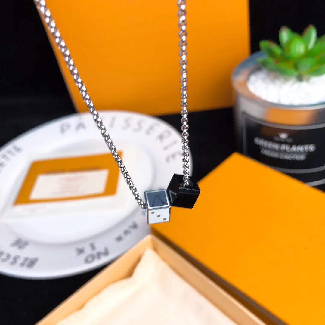 2023 Designer smycken i rostfritt stål hänge halsband svart vit tärning för kvinnor bröllop smycken utan ask