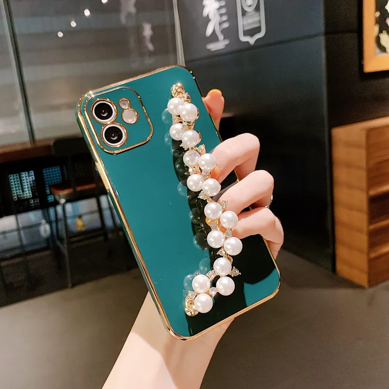 Fashion 6d Plated Soft TPU -fodral f￶r iPhone 14 Pro Max 13 12 11 X XR XS 8 7 14 Plus Luxury Girls Lady Bling Chromed Metallic med handleden Chian Strap Pearl Armband Telefonskydd