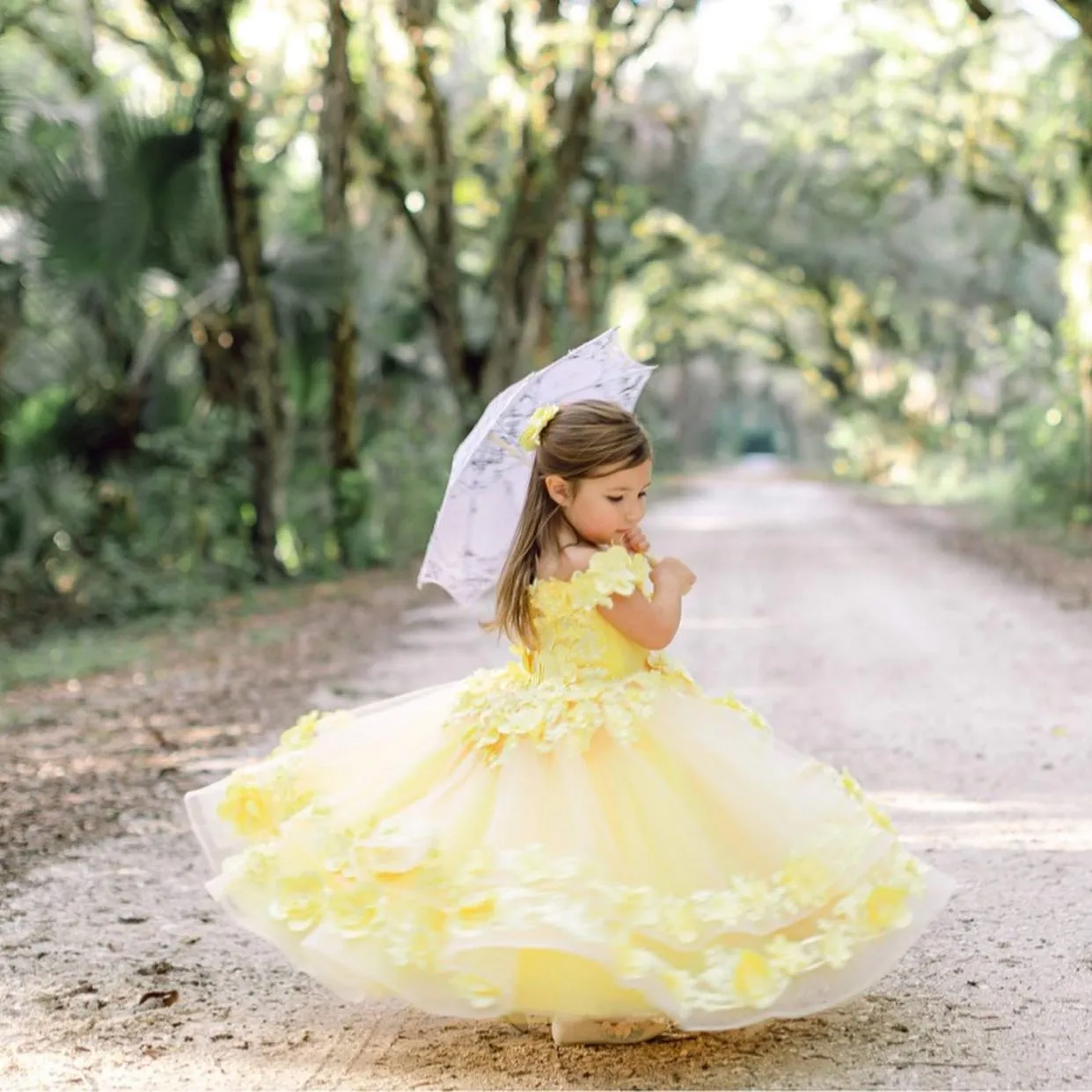 Vestido amarillo con aplique floral para mini niña