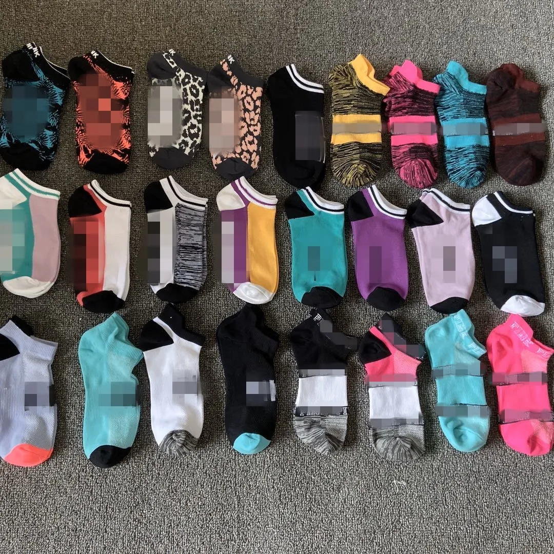 Mit Tags DHL Multicolor -Knöchel -Sport -Socken mit Cardboad -Tags Cheerleader Black Pink Short Sock Girls Women Cotton Skateboard Sneaker GG0131