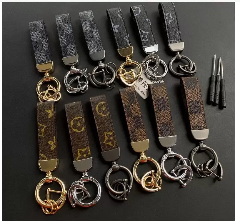 Kreativitet Presbyopia Print Car Keychain Bag Pendant Charm Juveler Keyring Holder For Men Gift Fashion Pu Leather Flower Grid Design Metal Key Chain Accessories