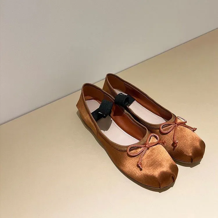 Miui Shoes Bow Boat Bestquality Brand Shoes Womens Ballet Shoesフラットメアリージェーン快適なレトロエラスティックバンドブラックアンドホワイトピンクグレーブラウンレジャーアウトドアデザイン