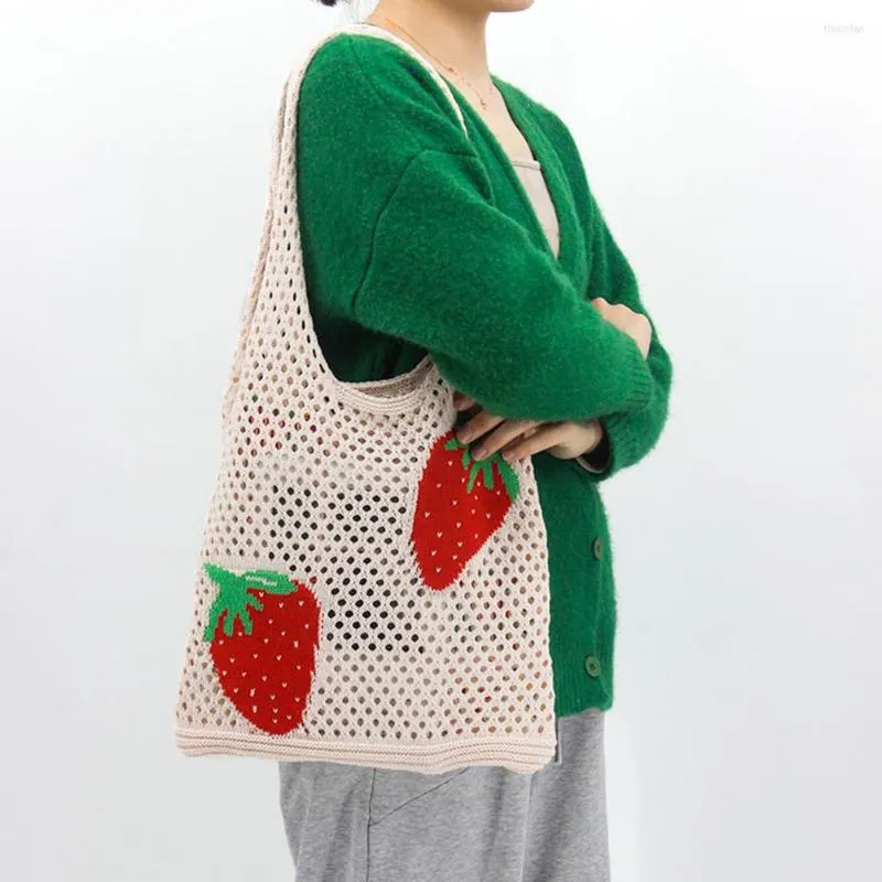 Kvällspåsar koreanska stickade kvinnor axel sommar jordgubbe ihålig virkning shoppingväska för förvaring handgjorda tote