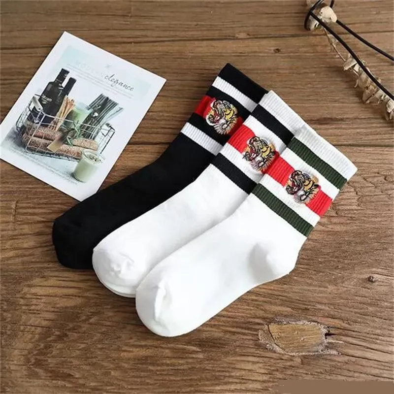 Designer Brand Casual Bas Broderie Hommes et Femmes Chaussettes Automne Hiver Sports de Plein Air Loisirs Chaussettes En Coton