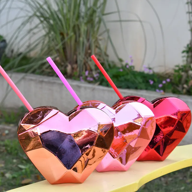 Gobelet en plastique en forme de cœur de 24 oz avec couvercle en matériau PP Articles de fête 520 Love Cup Gobelet en paille pour la Saint-Valentin Z11