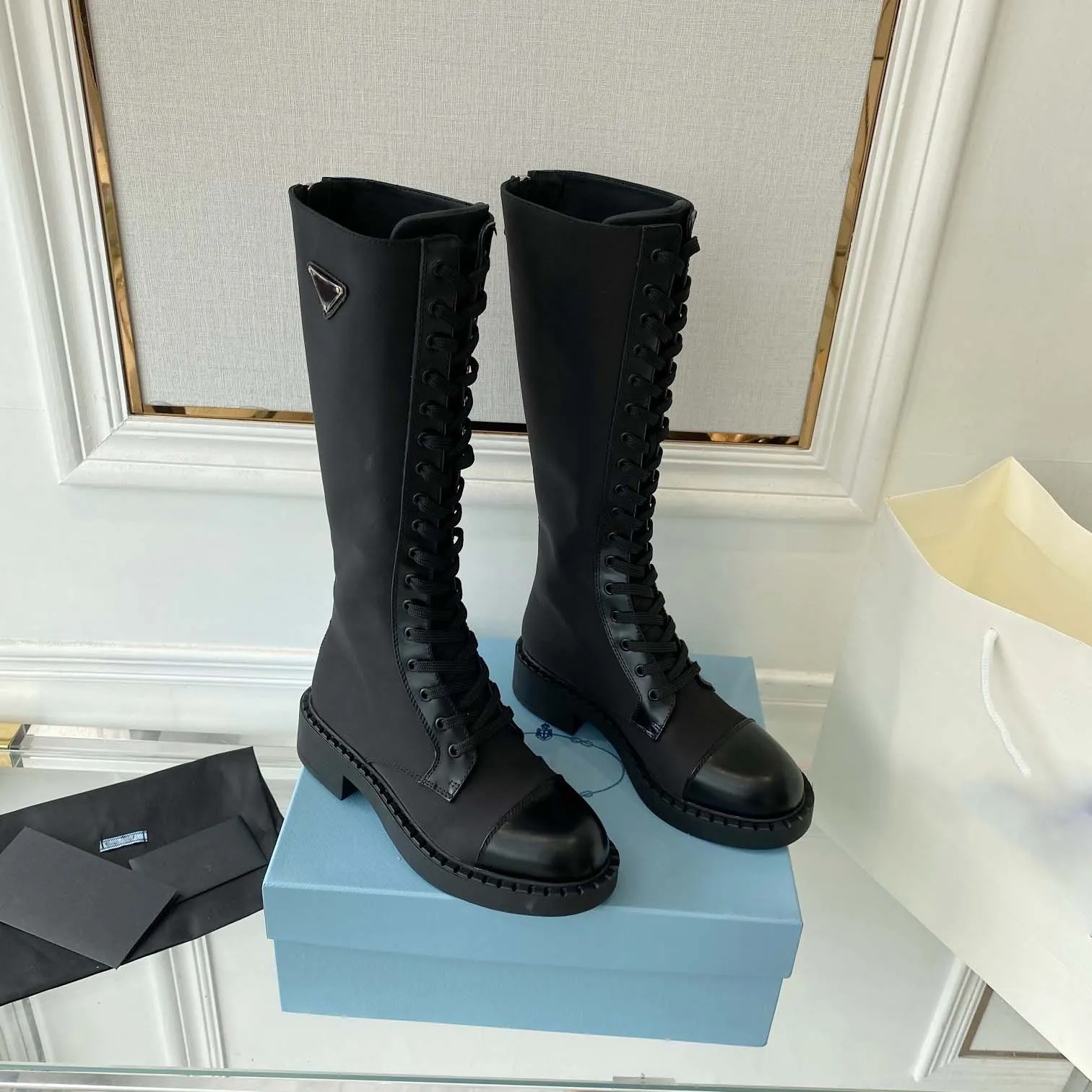 2022 Luxo escovado de couro e renylon botas mulheres moda motocicleta bota tornozelo bota de combate martin botas ladies booties de inverno sapatos planos