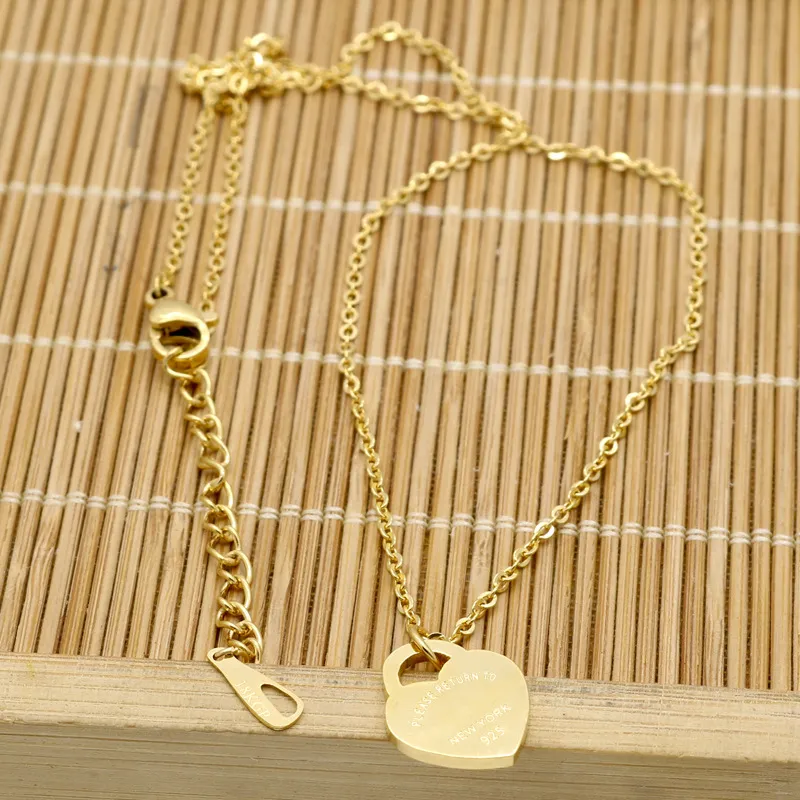 Collana di design a caldo Nuovo marchio Cuore Amore collane titanio 18k Accessori in acciaio inossidabile per piastra in oro per donne Accessori per la ragazza