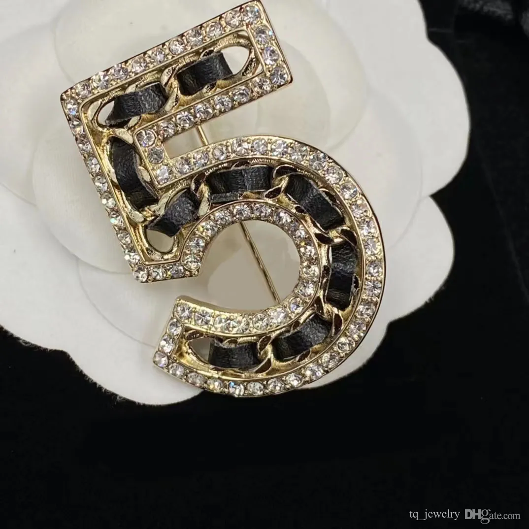 Lyxiga damer m￤n designer m￤rke nummer brosch 18k guld pl￤terad strass smycken brosch charm high-end ￤kta l￤der stift julfest favorit tillbeh￶r
