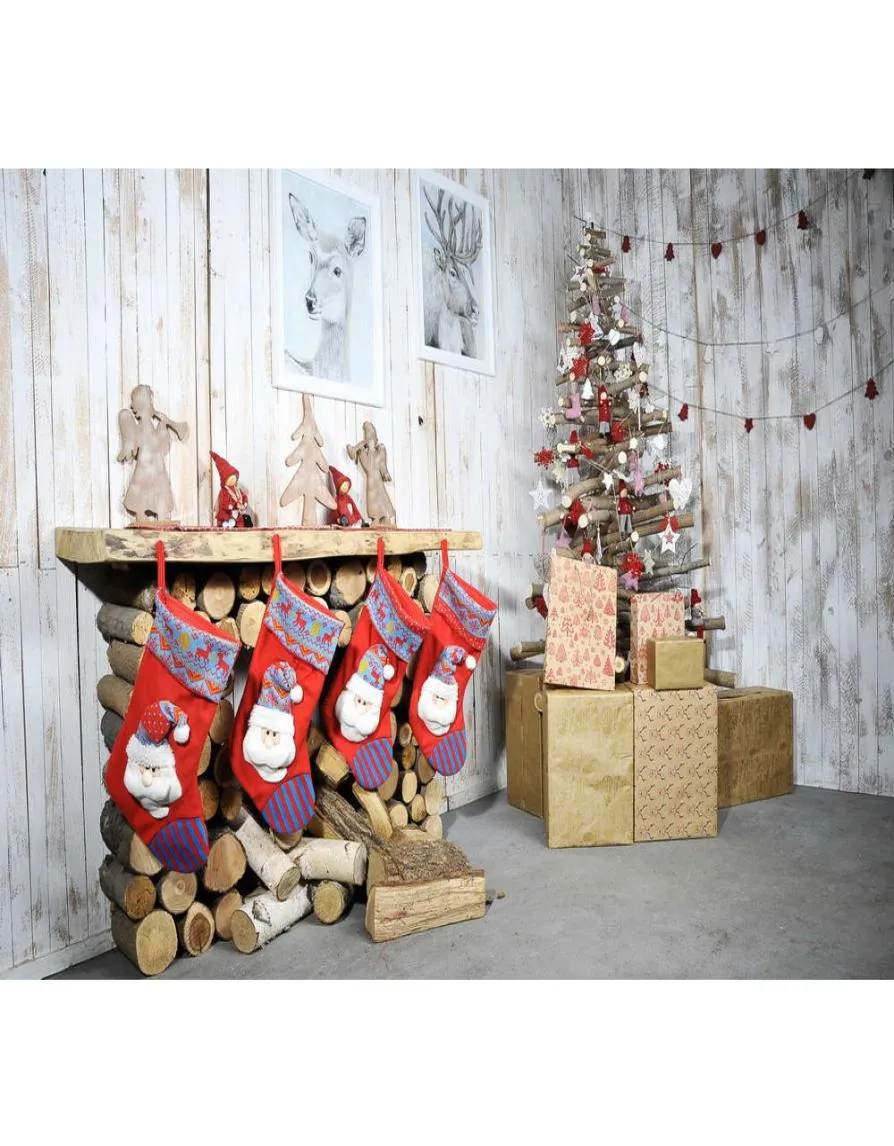 Family Xmas Party Po Bakgrund Tryckta eldstadsröda strumpor presenterar dekorerad julgran älgramar Träväggbakgrunder