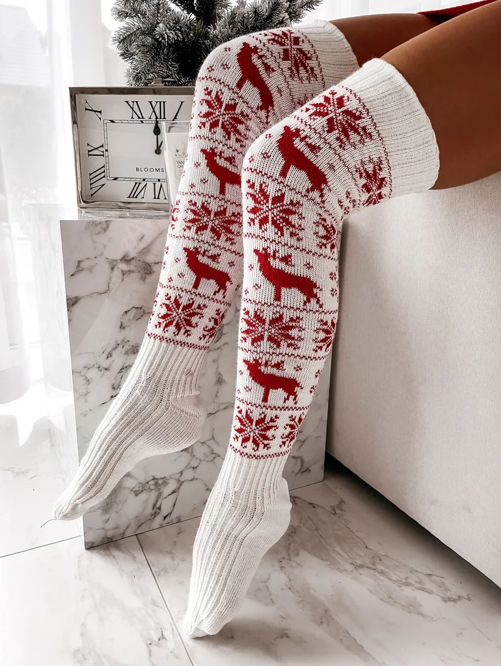 Celebración Del Año Nuevo. Chica Atractiva Con Nieve En Caída . Mujer Joven  Vestida Con Pullover Blanca Cálida Y Calcetines Blanco Foto de archivo -  Imagen de hembra, bosque: 222293110, calcetines nieve mujer