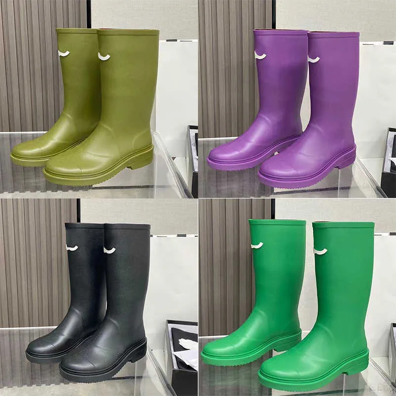 Stivali da pioggia invernali firmati Scarpe casual da donna Luxurys 2022 Stivali medi piatti Stivali da esterno in gomma impermeabili 5 colori NO431