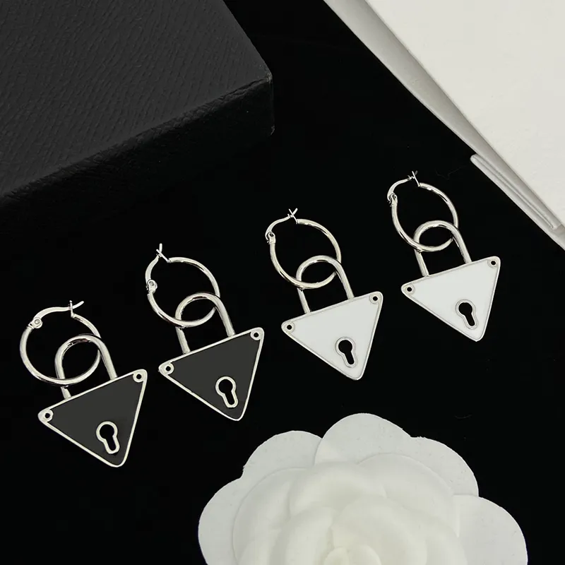 Womens Designer Hoop Earring Fashion Silver Earrings Womans Luxurys Lock Triangle örhängen Smyckesdesigners P Earring Stud 2211283d