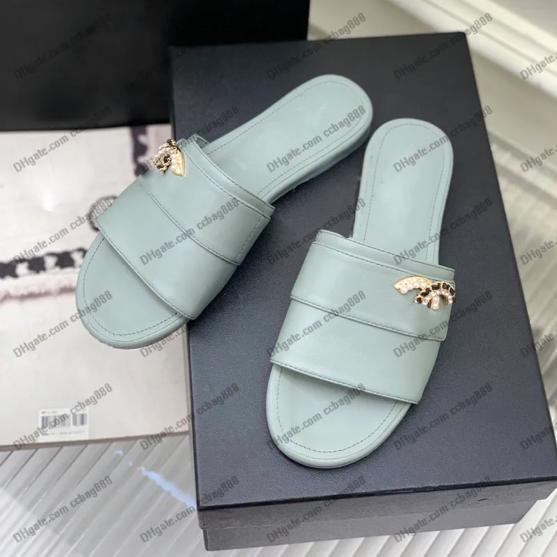 Classic Womens Slipper Real Leather With Chain Faux Pearl Strass Flat Low Heels Mules Designer Slides 23ss Beach Shoes Outdoor Casual Flip Flops For