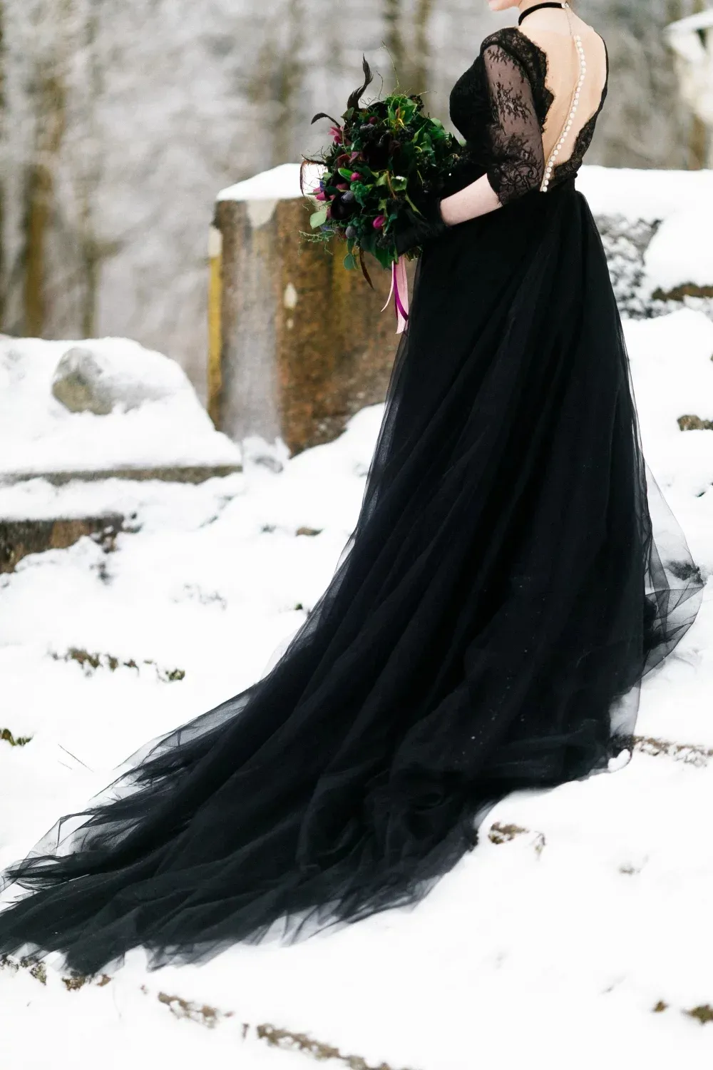 Czarne gotyckie suknie ślubne V-Neck Sheer Back A-Line Połowa rękawa sukienki ślubne wiejskie koronkowe aplikacje Court Train Vintage Boho Beach Vestidos de Novia 2023