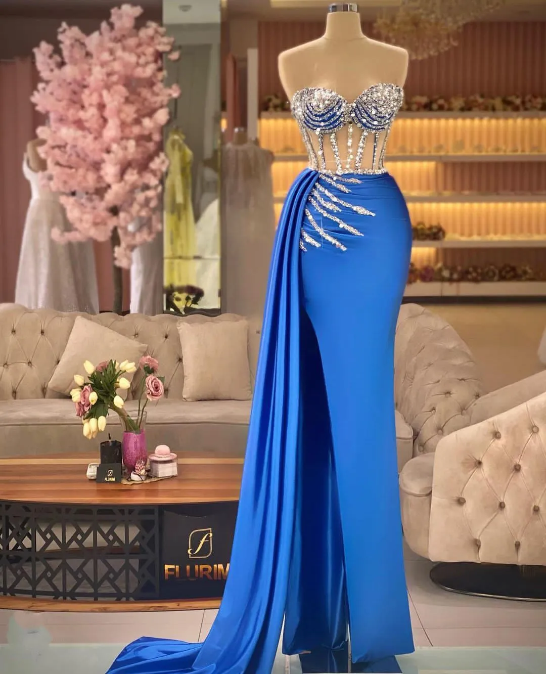 Elegante blauwe plus size prom jurken mouwloze satijnen strapless v nek appliques glanzende pailletten kralen avondjurk jurken zijkant spleet vloer lengte feestjurken op maat