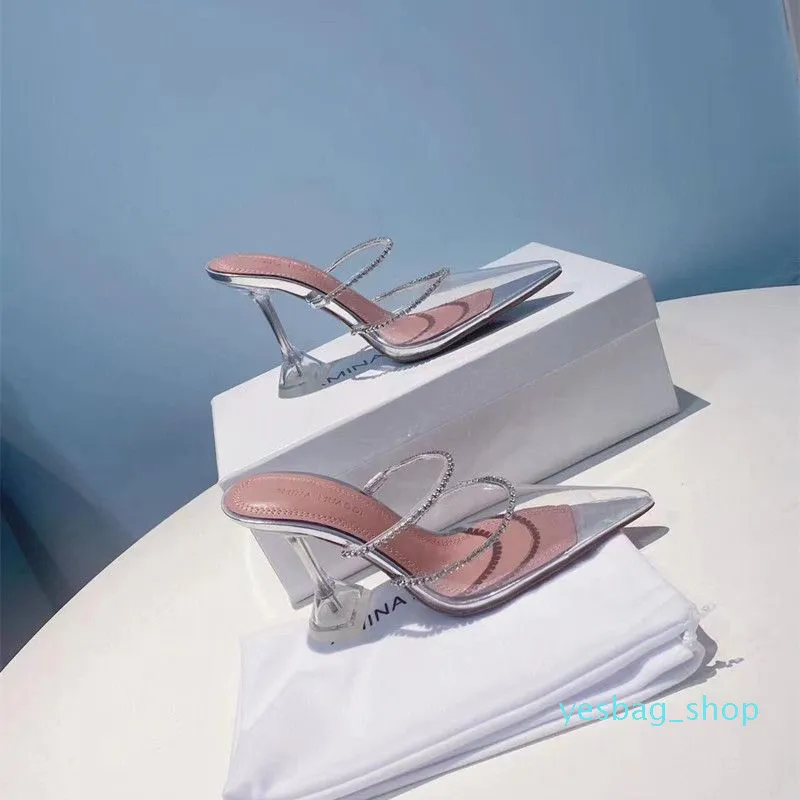 Düğün Sandalları Tasarım PVC Pompalar Kaydırmalar Gelin Kristal Rhinestones Ladies Terlik Stiletto Lüks Marka Moda Tasarımcısı Şeffaf Yüksek Topuk Amina Muaddi 03