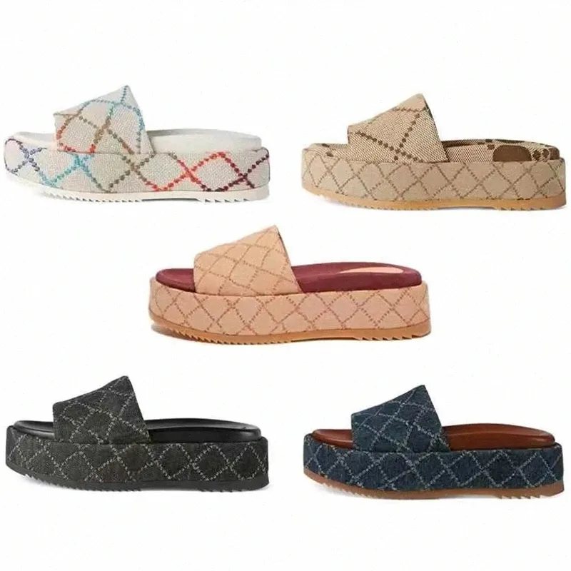 Lady Classic Retro Terlik Kadın Platformu Slayt Sandal Terlik Tasarımcısı Düz ​​Topuk Ayakkabıları Kauçuk Alt Kabartmalı Kartlı Kartlı Ayakkabı 35-43