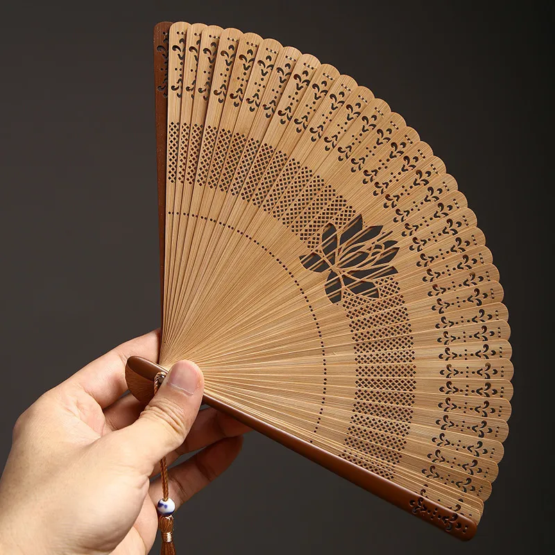 Dekorativa f￶rem￥l Figurer Mini Bambu Folding Fan Hollow Japanese M￤n och kvinnor Handgjorda Small Dancing Fan 221129
