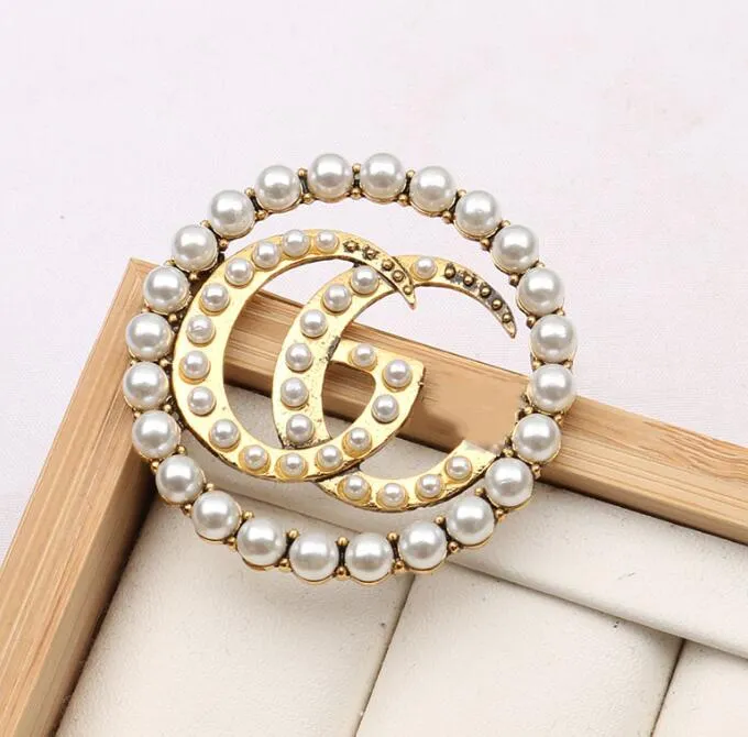 15 -styl 18K Gold Gold G -Letter Brooch Classic Brand Projektantka Pearl Women Pearl Rhinestone Letters Broothes Suit Pin Fashion Jewelry Akcesoria