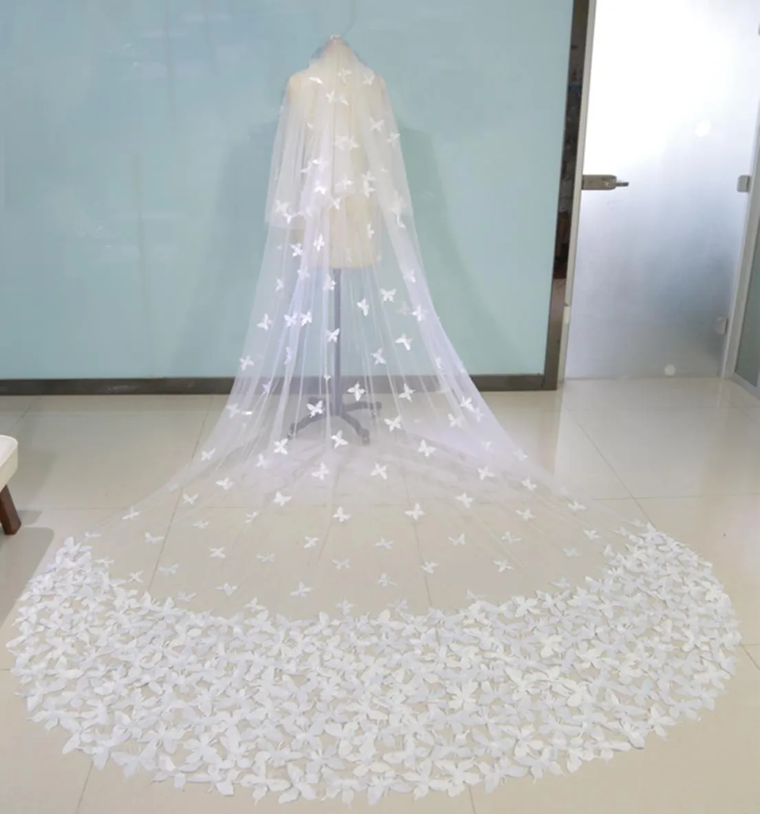 Véus de noiva de borboleta luxuosa Catedral Comprimento de duas camadas de casamento personalizado com véus de casamento com pente real1789809