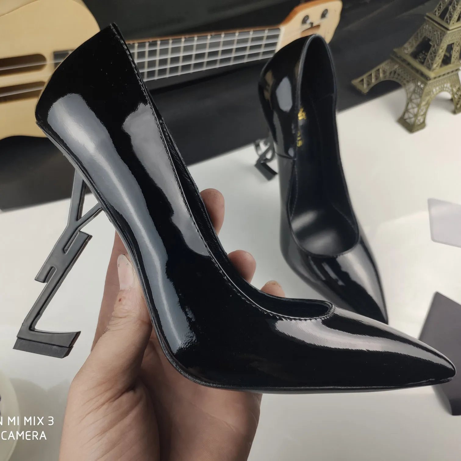 Designer de luxo Sapatos de salto alto estilo clássico, especialmente projetado para mulheres da moda, lindos materiais de couro muito bons