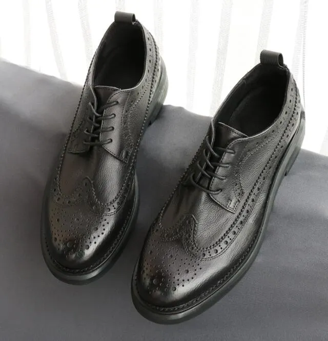 Estilo Britânico Brogue Esculpido Sapatos Cavalheiros Terno Formal Vestido Sapatos Couro de Vaca Masculino Oxfords Tamanho Grande 38-46