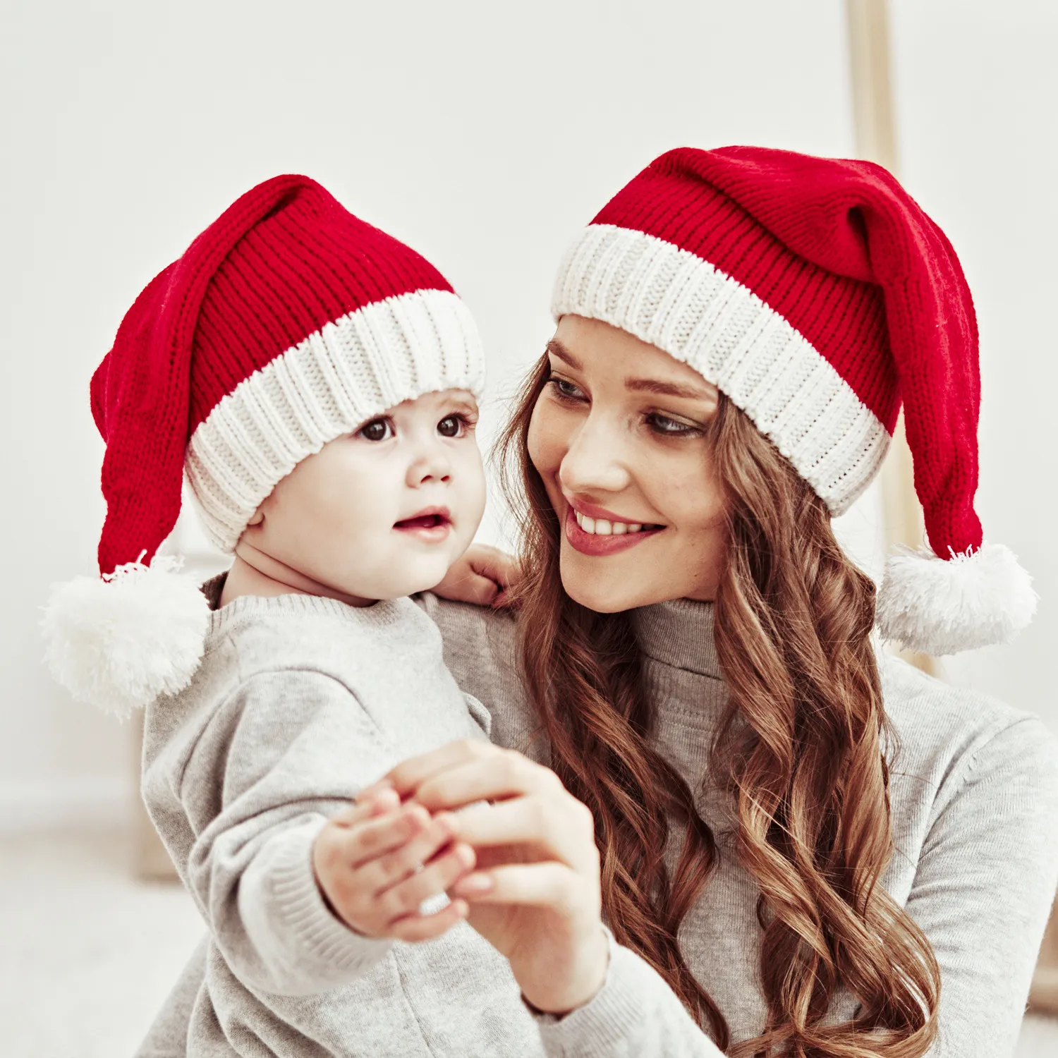 Mãe Baby Baps chapéus de Natal Red e Branco Inverno Boninho Protegendo orelhas Fios de bola fofos Capéu de malha duplo Inverno